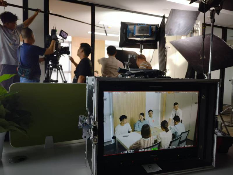 威海TVC拍摄公司：科技产品视觉化大师，诠释未来感与功能美学